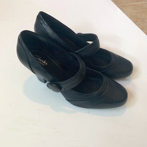 Clarks 11W Wide Black Leather Mary Jane Pumps